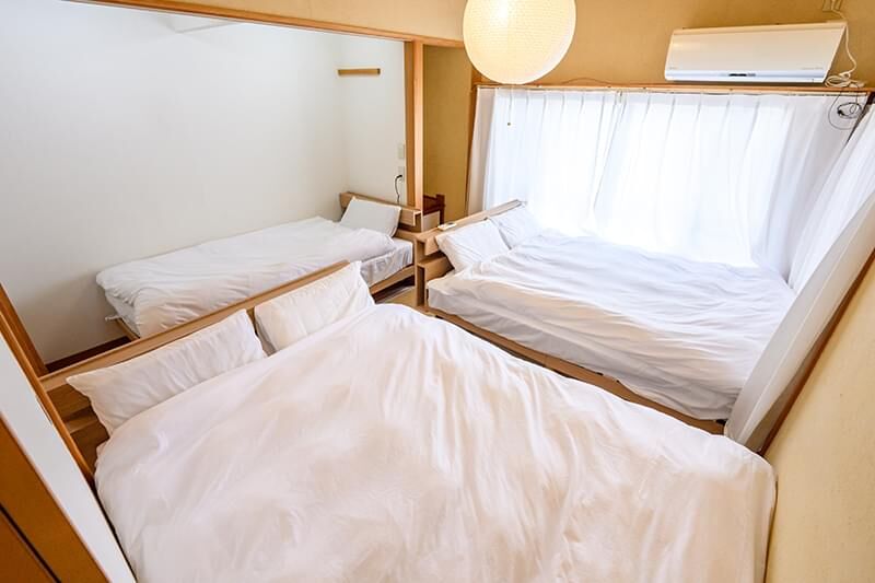 ベッド5台をご用意し、最大8名様までゆったりとご宿泊いただけます 。